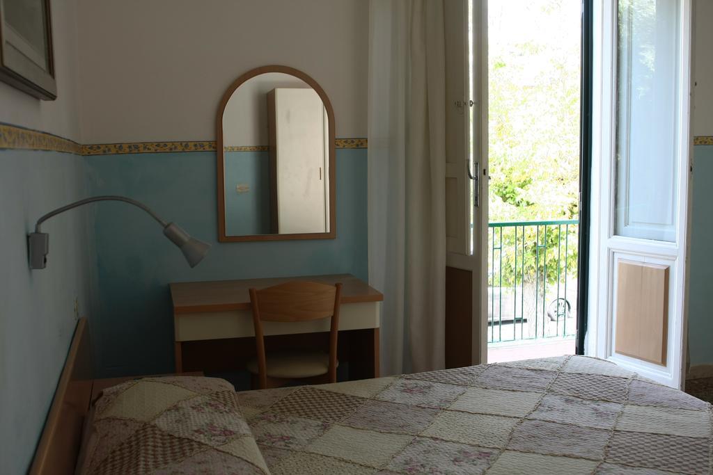 Hotel Ornella ليدو دي كامايوري المظهر الخارجي الصورة