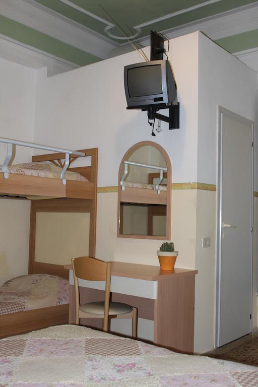 Hotel Ornella ليدو دي كامايوري الغرفة الصورة