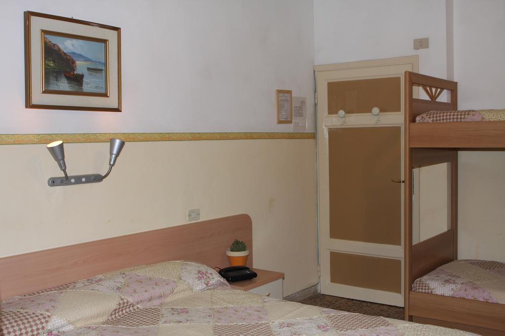 Hotel Ornella ليدو دي كامايوري الغرفة الصورة