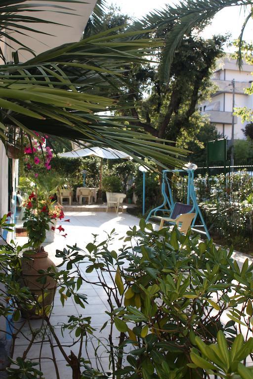 Hotel Ornella ليدو دي كامايوري المظهر الخارجي الصورة